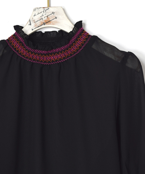 w closet（ダブルクローゼット）の「スモッキング刺繍入りシャーリングプルオーバー（シャツ/ブラウス・レディース・ブラック/オフホワイト/ピンク・FREE）」の18枚目の写真