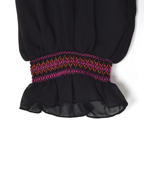 w closet（ダブルクローゼット）の「スモッキング刺繍入りシャーリングプルオーバー（シャツ/ブラウス・レディース・ブラック/オフホワイト/ピンク・FREE）」の20枚目の写真