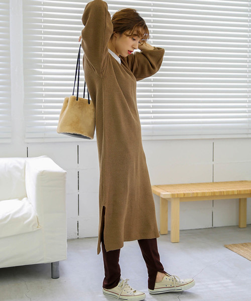 select MOCA(セレクトモカ)の「鹿の子編みニットワンピース(Vネック長袖ロング丈サイドスリットニットワンピース)(ワンピース)」|キャメル