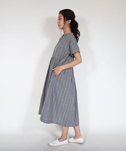 MashuKashu（マシュカシュ）の「タックワンピース（ワンピース・レディース・チャコールグレー/オフホワイト・フリー）」の9枚目の写真