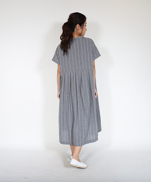 MashuKashu（マシュカシュ）の「タックワンピース（ワンピース・レディース・チャコールグレー/オフホワイト・フリー）」の10枚目の写真