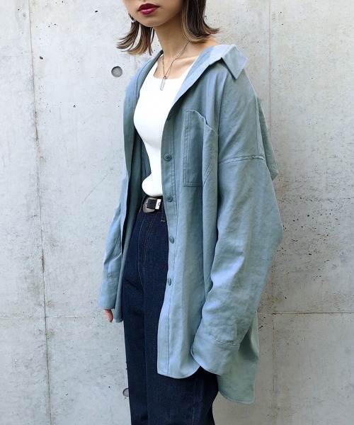 PAGEBOY（ページボーイ）の「ピーチツイルBIGシャツ（シャツ/ブラウス・レディース・ブラック/オフホワイト/ブルー系その他/グレイッシュベージュ・FREE）」の4枚目の写真