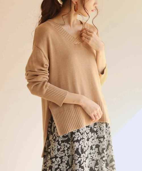 HER CLOSET(ハークローゼット)の「【HERCLOSET】Vネックニットプルオーバー(ニット/セーター・レディース・チャコールグレー/テラコッタ/ベージュ/ダークベージュ/ライトイエロー/グリーン/ネイビー・M)」の4枚目の写真
