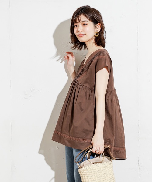 natural couture(ナチュラルクチュール)の「ピンタックレースブラウス(シャツ/ブラウス・レディース・ブラック/オフホワイト/ブラウン/カーキ・FREE)」の4枚目の写真