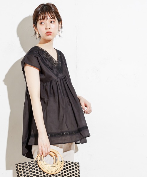 natural couture(ナチュラルクチュール)の「ピンタックレースブラウス(シャツ/ブラウス・レディース・ブラック/オフホワイト/ブラウン/カーキ・FREE)」の3枚目の写真