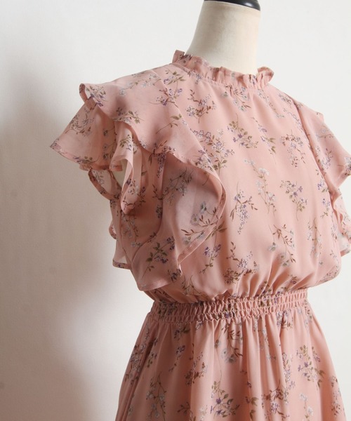 tocco closet（トッコ　クローゼット）の「プチフリルネックラッフルフリルスリーブフラワープリントワンピース（ワンピース・レディース・ピンク/ライトベージュ/グレイッシュブルー・M）」の9枚目の写真