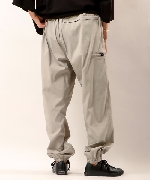 POWER TO THE PEOPLE（パワートゥーザピープル）の「POWER TO THE PEOPLE MOVINGナイロンジョガーパンツ（その他パンツ・メンズ・ブラウン/ライトグレー/ブラック・M/LL/L）」の9枚目の写真
