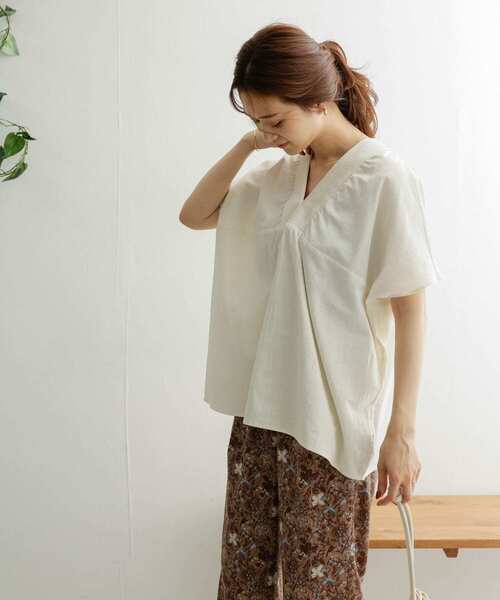 URBAN RESEARCH DOORS（アーバンリサーチドアーズ）の「ピンタックギャザーVネックブラウス（シャツ/ブラウス・レディース・ブラック/オフホワイト/カーキ・ONE）」の9枚目の写真