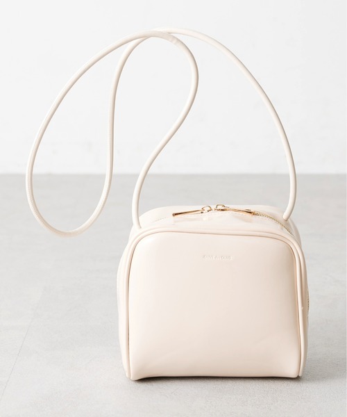 OLIVE des OLIVE（オリーブデオリーブ）の「キューブショルダーバッグ（ショルダーバッグ・レディース・オフホワイト/ブラック/ダークブラウン・FREE）」の2枚目の写真