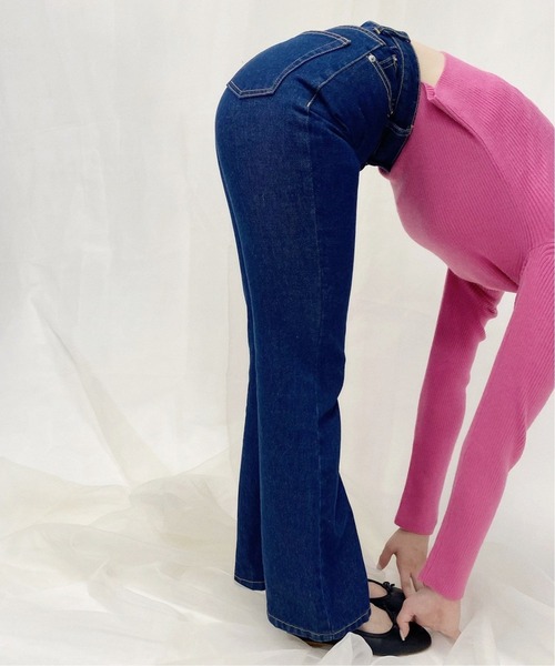 Charles Chaton（シャルルシャトン）の「C フレアデニムパンツ（デニムパンツ・レディース・ネイビー・34/36/38）」の4枚目の写真