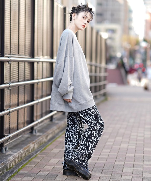 X-girl(エックスガール)の「CURSIVE LOGO OVERSIZED SWEAT TOP(スウェット・レディース・ライトブルー/ブラック/アッシュ・ONE SIZE)」の5枚目の写真