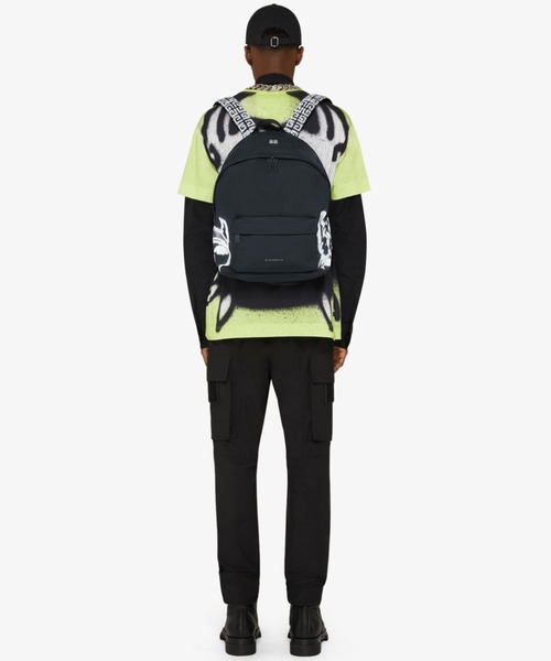 GIVENCHY(ジバンシイ)の「カバー付き タグエフェクト ドッグプリント エッセンシャル U バックパック(バックパック/リュック・メンズ・グレー・ONE SIZE)」の4枚目の写真