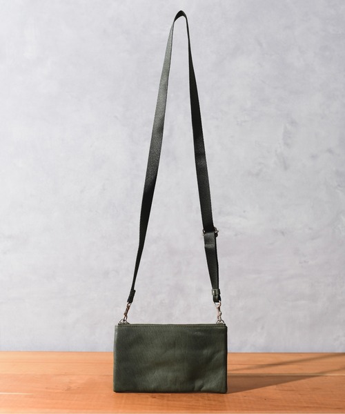 PATRICK STEPHAN（パトリックステファン）の「PATRICK STEPHAN パトリックステファン / Leather long wallet fold ’minimal' shine 2 ソフトシープスキンレザーロングウォレット ショルダーバッグ サコッシュ / 183ABG18（ショルダーバッグ・メンズ・ブラック×シルバー/ブラック×ブラック/グレー系その他/オリーブ/ライトブラウン・FREE）」の5枚目の写真
