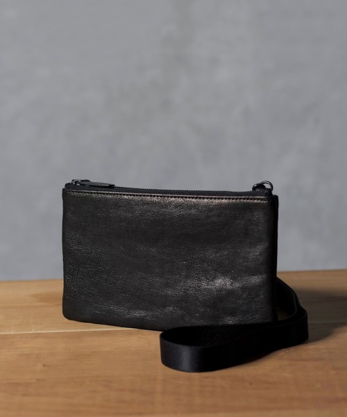 PATRICK STEPHAN（パトリックステファン）の「PATRICK STEPHAN パトリックステファン / Leather long wallet fold ’minimal' shine 2 ソフトシープスキンレザーロングウォレット ショルダーバッグ サコッシュ / 183ABG18（ショルダーバッグ・メンズ・ブラック×シルバー/ブラック×ブラック/グレー系その他/オリーブ/ライトブラウン・FREE）」の6枚目の写真