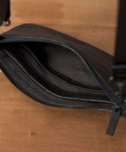 PATRICK STEPHAN（パトリックステファン）の「PATRICK STEPHAN パトリックステファン / Leather long wallet fold ’minimal' shine 2 ソフトシープスキンレザーロングウォレット ショルダーバッグ サコッシュ / 183ABG18（ショルダーバッグ・メンズ・ブラック×シルバー/ブラック×ブラック/グレー系その他/オリーブ/ライトブラウン・FREE）」の11枚目の写真