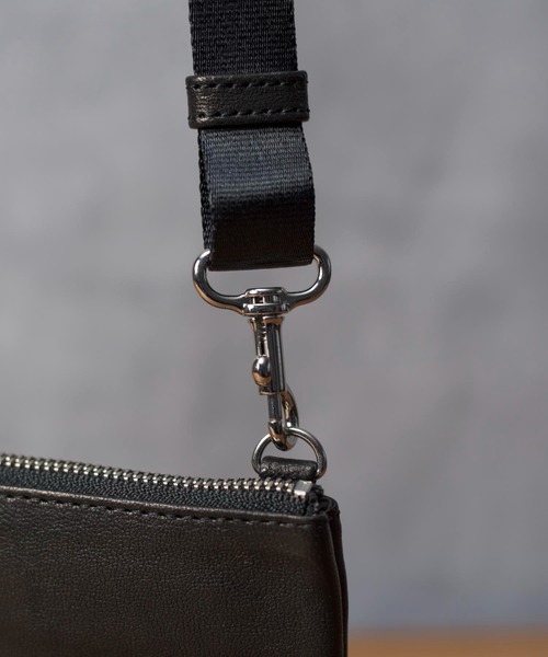 PATRICK STEPHAN（パトリックステファン）の「PATRICK STEPHAN パトリックステファン / Leather long wallet fold ’minimal' shine 2 ソフトシープスキンレザーロングウォレット ショルダーバッグ サコッシュ / 183ABG18（ショルダーバッグ・メンズ・ブラック×シルバー/ブラック×ブラック/グレー系その他/オリーブ/ライトブラウン・FREE）」の17枚目の写真
