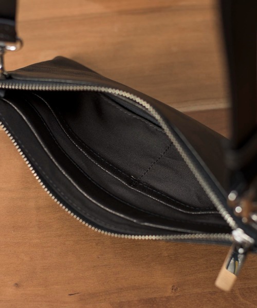 PATRICK STEPHAN（パトリックステファン）の「PATRICK STEPHAN パトリックステファン / Leather long wallet fold ’minimal' shine 2 ソフトシープスキンレザーロングウォレット ショルダーバッグ サコッシュ / 183ABG18（ショルダーバッグ・メンズ・ブラック×シルバー/ブラック×ブラック/グレー系その他/オリーブ/ライトブラウン・FREE）」の18枚目の写真