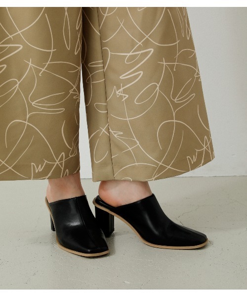 AZUL by moussy(アズールバイマウジー)の「SQUARE TOE SABOT SANDAL/スクエアトーサボサンダル(サンダル・レディース・ベージュ系その他/ブラック・MEDIUM/LARGE/SMALL)」の9枚目の写真