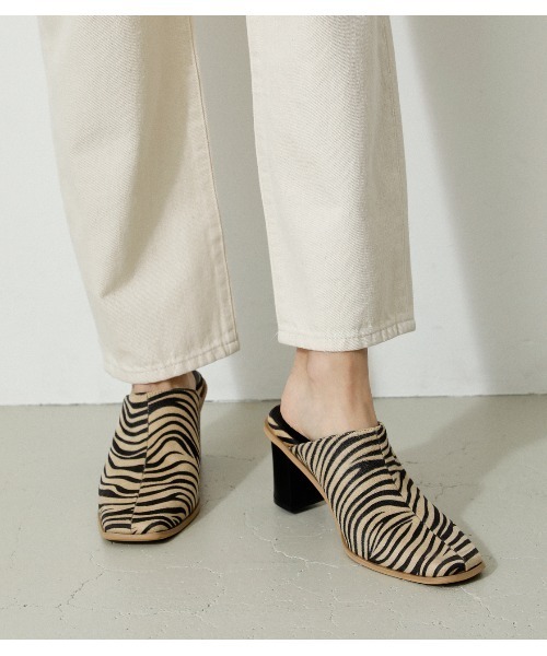 AZUL by moussy(アズールバイマウジー)の「SQUARE TOE SABOT SANDAL/スクエアトーサボサンダル(サンダル・レディース・ベージュ系その他/ブラック・MEDIUM/LARGE/SMALL)」の16枚目の写真
