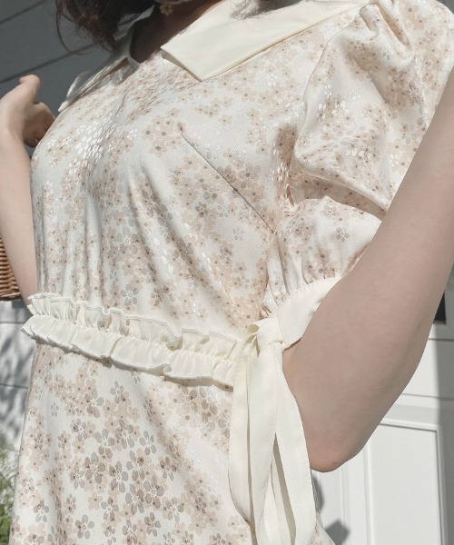 lissi Boutique（リージーブティック）の「【lissi boutique】フラワーパフスリーブサイドリボンレースワンピース（ワンピース・レディース・ベージュ・FREE）」の3枚目の写真