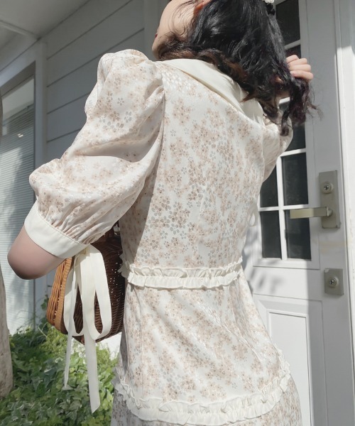 lissi Boutique（リージーブティック）の「【lissi boutique】フラワーパフスリーブサイドリボンレースワンピース（ワンピース・レディース・ベージュ・FREE）」の4枚目の写真