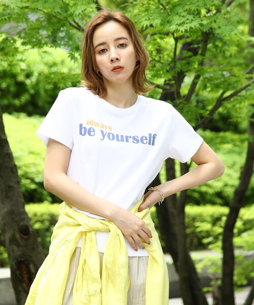 INDIVI（インディヴィ）の「◆【コットン100%】メッセージロゴTシャツ（Tシャツ/カットソー・レディース・ホワイト/チャコールグレー/ライトブルー/ライトベージュ・38/34/05/15 /13/19）」の2枚目の写真