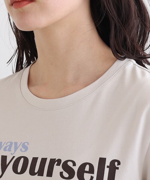 INDIVI（インディヴィ）の「◆【コットン100%】メッセージロゴTシャツ（Tシャツ/カットソー・レディース・ホワイト/チャコールグレー/ライトブルー/ライトベージュ・38/34/05/15 /13/19）」の9枚目の写真