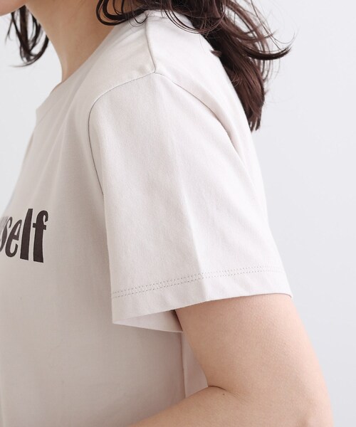 INDIVI（インディヴィ）の「◆【コットン100%】メッセージロゴTシャツ（Tシャツ/カットソー・レディース・ホワイト/チャコールグレー/ライトブルー/ライトベージュ・38/34/05/15 /13/19）」の10枚目の写真