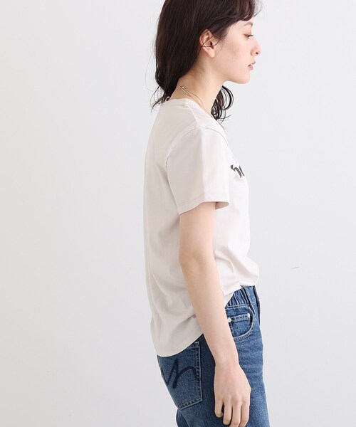 INDIVI（インディヴィ）の「◆【コットン100%】メッセージロゴTシャツ（Tシャツ/カットソー・レディース・ホワイト/チャコールグレー/ライトブルー/ライトベージュ・38/34/05/15 /13/19）」の14枚目の写真