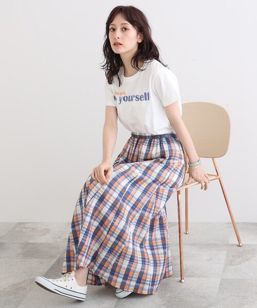 INDIVI（インディヴィ）の「◆【コットン100%】メッセージロゴTシャツ（Tシャツ/カットソー・レディース・ホワイト/チャコールグレー/ライトブルー/ライトベージュ・38/34/05/15 /13/19）」の4枚目の写真