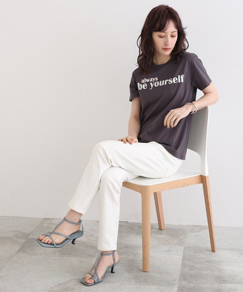INDIVI（インディヴィ）の「◆【コットン100%】メッセージロゴTシャツ（Tシャツ/カットソー・レディース・ホワイト/チャコールグレー/ライトブルー/ライトベージュ・38/34/05/15 /13/19）」の3枚目の写真