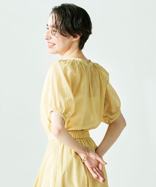 NOLLEY’S Sophi（ノーリーズソフィ）の「◇【WEB限定】カラミワッシャー2WAYパール釦ブラウス（シャツ/ブラウス・レディース・ライトブルー/ブラック/イエロー/ブルー/ラベンダー・38）」の5枚目の写真