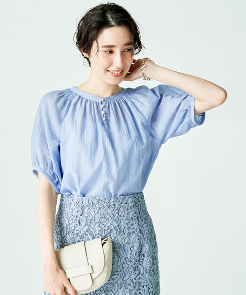 NOLLEY’S Sophi（ノーリーズソフィ）の「◇【WEB限定】カラミワッシャー2WAYパール釦ブラウス（シャツ/ブラウス・レディース・ライトブルー/ブラック/イエロー/ブルー/ラベンダー・38）」の2枚目の写真
