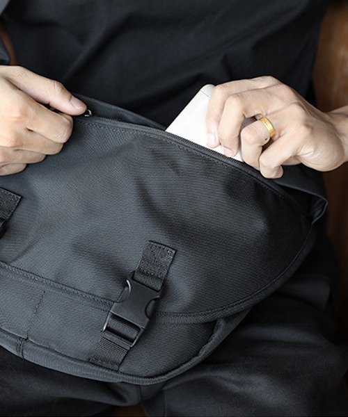Fun & Daily（ファンアンドデイリー）の「Nylon Messenger Bag（ショルダーバッグ・メンズ・ブラック・FREE）」の4枚目の写真
