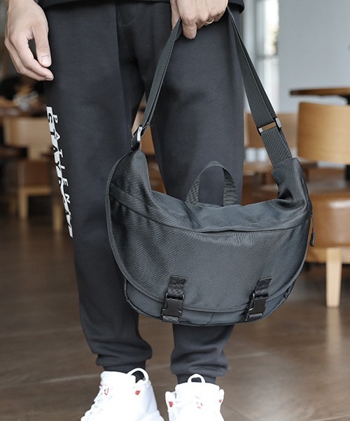 Fun & Daily（ファンアンドデイリー）の「Nylon Messenger Bag（ショルダーバッグ・メンズ・ブラック・FREE）」の3枚目の写真