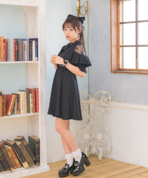 ROJITA 明日カノゆあてゃ着用 肩レースブローチ付き半袖ワンピース ビジュー ROJITA（ロジータ）の「肩レースブローチ付きワンピース（ワンピース
