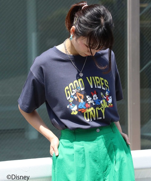 Disney（ディズニー）の「ミッキープリントＴシャツ（Tシャツ/カットソー・レディース・ホワイト/オレンジ/ダークグレー・M/L）」の3枚目の写真