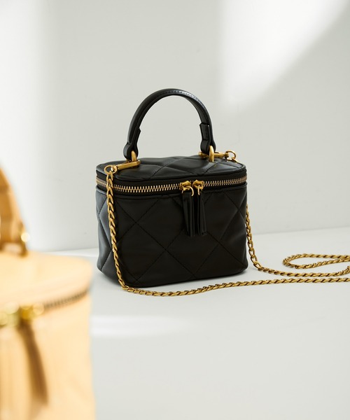 ADAM ET ROPE'（アダムエロペ）の「キルティングMINIバニティーバッグ（ショルダーバッグ・レディース・ブラック/イエロー・FREE）」の2枚目の写真