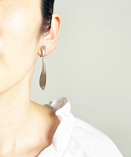 The Rule(ザルール)の「The Rule ザルール:Veronica pierced earring:リーフ型 ベロニカピアス(ピアス(両耳用)・レディース・ブラック/ベージュ/レッド/ゴールド/グリーン・FREE)」の3枚目の写真