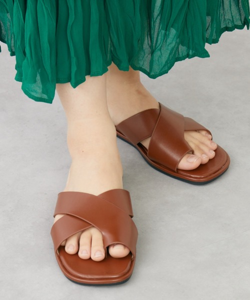 mebole(メボレ)の「クロストングフラットサンダル(サンダル・レディース・ホワイト/ブラック/ブラウン・SMALL/MEDIUM/LARGE)」の1枚目の写真