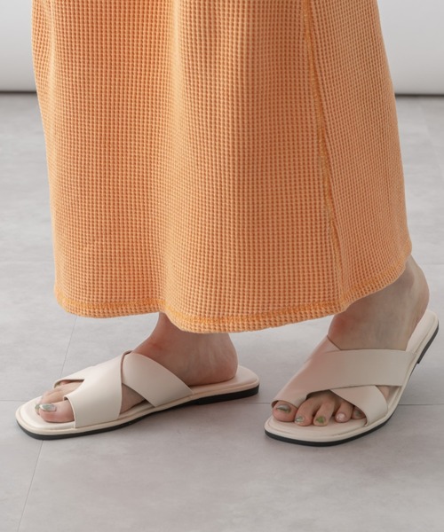 mebole(メボレ)の「クロストングフラットサンダル(サンダル・レディース・ホワイト/ブラック/ブラウン・SMALL/MEDIUM/LARGE)」の4枚目の写真
