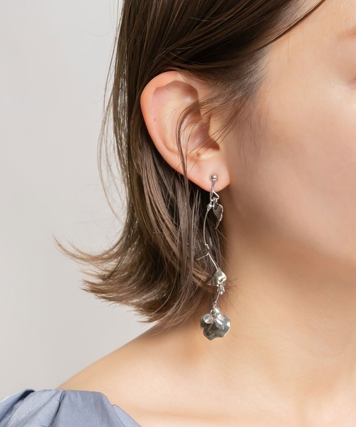 RANDA（ランダ）の「フラワーペタルイヤリング（イヤリング・レディース・ゴールド/シルバー・FREE）」の2枚目の写真