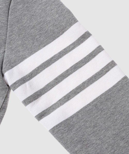 THOM BROWNE（トムブラウン）の「CLASSIC SWEATSHIRT WITH ENGINEERED 4 BAR SLEEVE IN CLASSIC LOOP BACK（スウェット・メンズ・ライトグレー/ネイビー・0/1/2）」の4枚目の写真