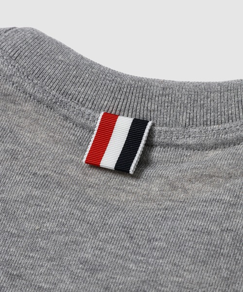 THOM BROWNE（トムブラウン）の「CLASSIC SWEATSHIRT WITH ENGINEERED 4 BAR SLEEVE IN CLASSIC LOOP BACK（スウェット・メンズ・ライトグレー/ネイビー・0/1/2）」の3枚目の写真