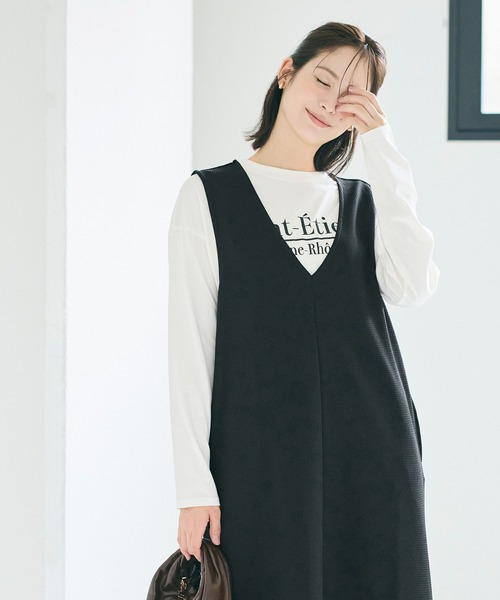 coca（coca）（コカ）の「エンボス加工Vネックワンピース（ジャンパースカート・レディース・ブラック・ONE SIZE）」の4枚目の写真