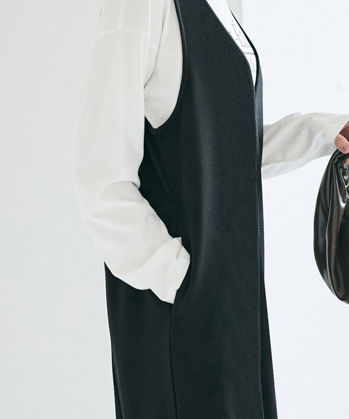 エンボス加工Vネックワンピース（ジャンパースカート）｜coca