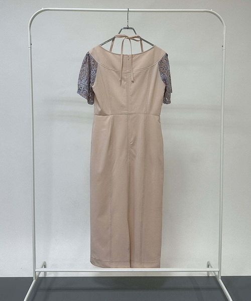 A de a.v.v（アードアー・ヴェ・ヴェ）の「刺繍入りケミカルレースオフショルダーワンピース（ドレス・レディース・ベージュ/ブラック・36/38）」の19枚目の写真