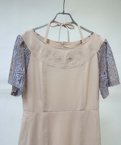 A de a.v.v（アードアー・ヴェ・ヴェ）の「刺繍入りケミカルレースオフショルダーワンピース（ドレス・レディース・ベージュ/ブラック・36/38）」の20枚目の写真