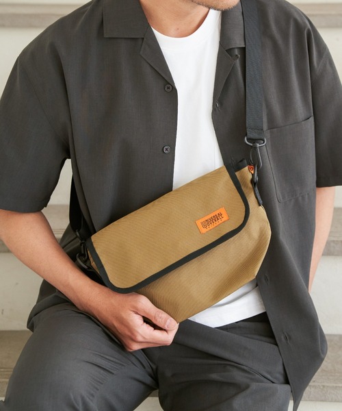 UNIVERSAL OVERALL（ユニバーサルオーバーオール）の「UNIVERSAL OVERALL ユニバーサルオーバーオール 撥水フラップミニショルダー（ショルダーバッグ・メンズ・ブラック/ベージュ/オリーブ・FREE）」の2枚目の写真