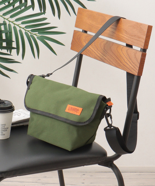 UNIVERSAL OVERALL（ユニバーサルオーバーオール）の「UNIVERSAL OVERALL ユニバーサルオーバーオール 撥水フラップミニショルダー（ショルダーバッグ・メンズ・ブラック/ベージュ/オリーブ・FREE）」の3枚目の写真